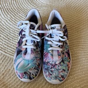 Size 5.5 women’s golf shoes Nike